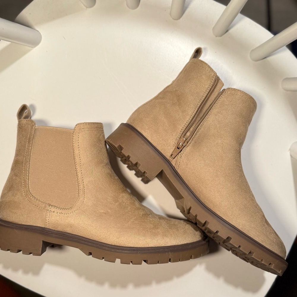 Maurices Brandy Mini Lug Chelsea Ankle Boots – Faux Suede – Size 7